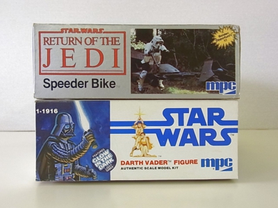 mpc スターウォーズ ダースベイダー スピーダーバイクのプラモデルの2点の外箱側面のパッケージ画像です。