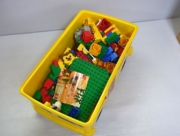 LEGO duplo黄色いバスのケースにブロックなどが入っている。