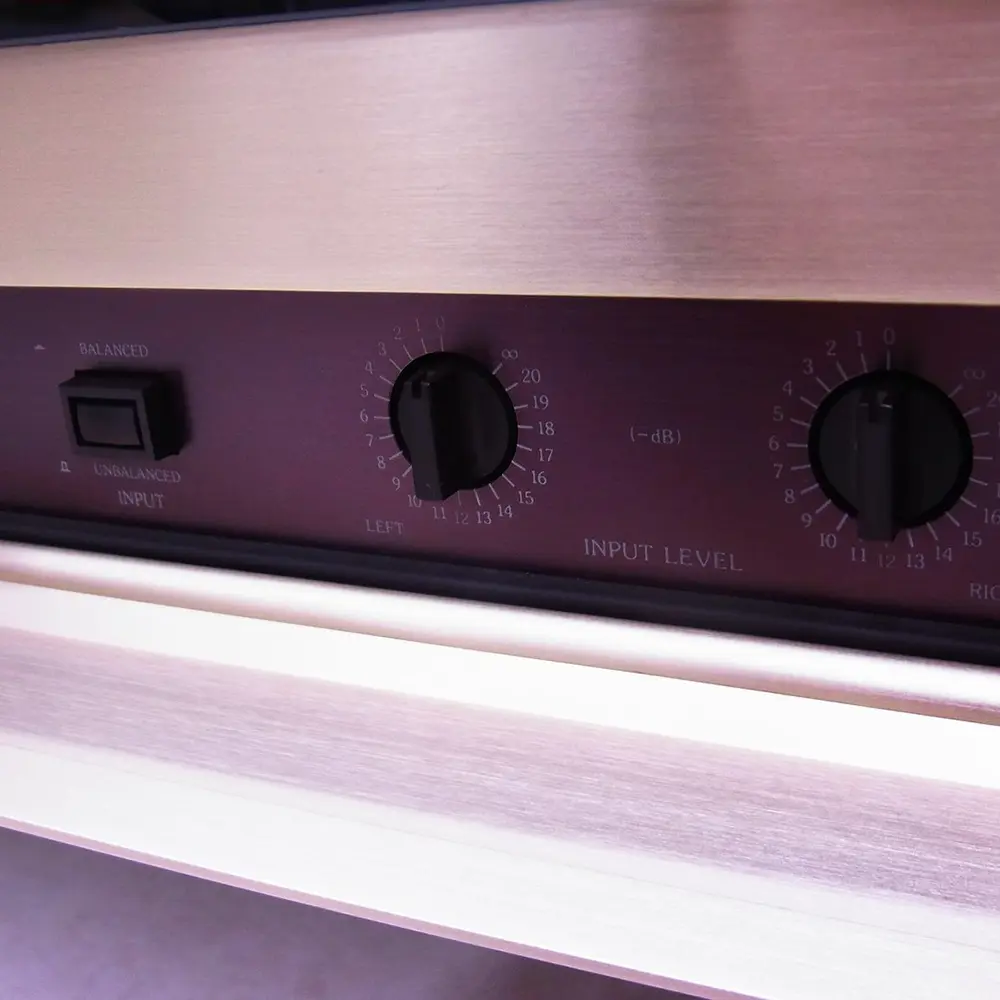 アキュフェーズのパワーアンプ P-800
調整部分