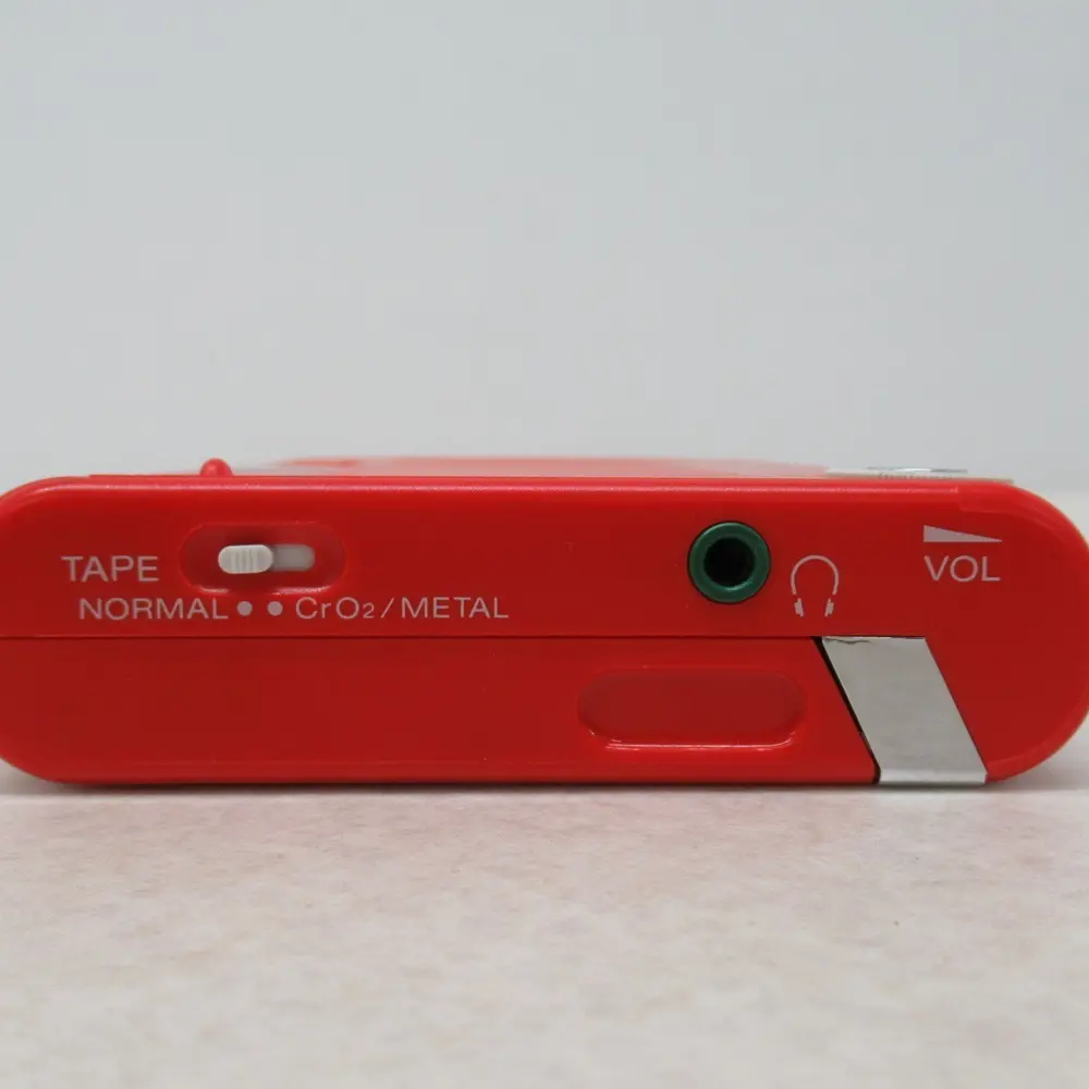 WM-50 Redのイヤホン接続、ポジションセレクトがある側面の写真