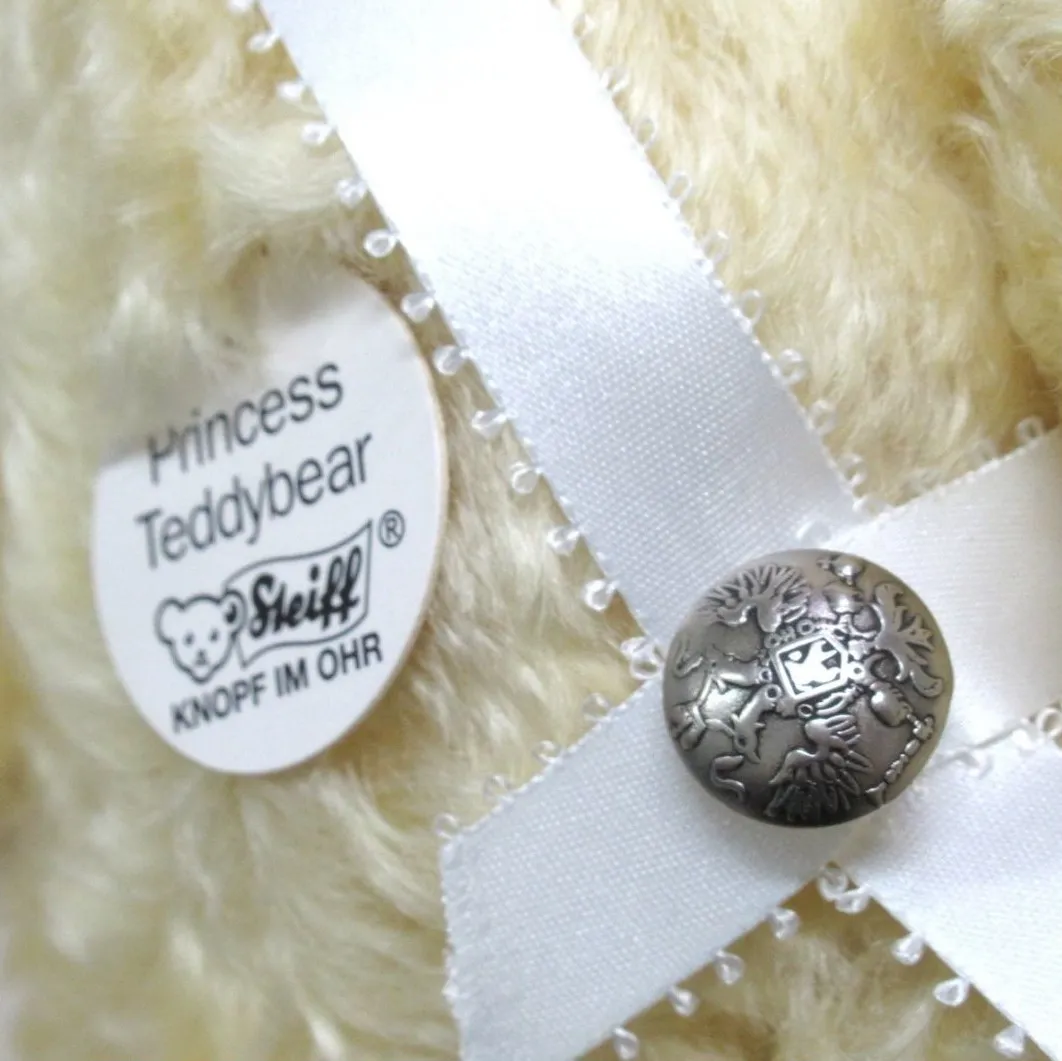 シュタイフ プリンセス テディベアのボタン付き肩掛けリボン部分を拡大した写真