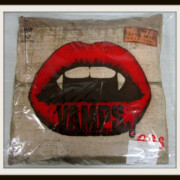VAMPS LIVE 2012 大阪宿泊プラン限定 クッション
レア度★★★★★☆☆☆☆☆ VAMPS LIVE 2012 大阪宿泊プラン限定 クッション