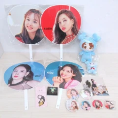 TWICE ナヨン グッズ (ぬいぐるみ バッグチャーム うちわ 缶バッジ) TWICE ナヨン グッズ (ぬいぐるみ バッグチャーム うちわ 缶バッジ)
