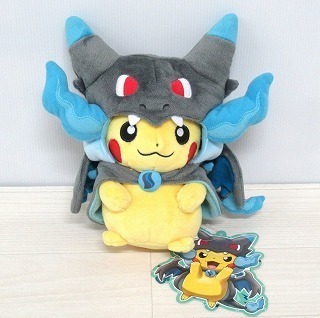 ポケモンセンター2015年メガリザードンXのポンチョを着たピカチュウ